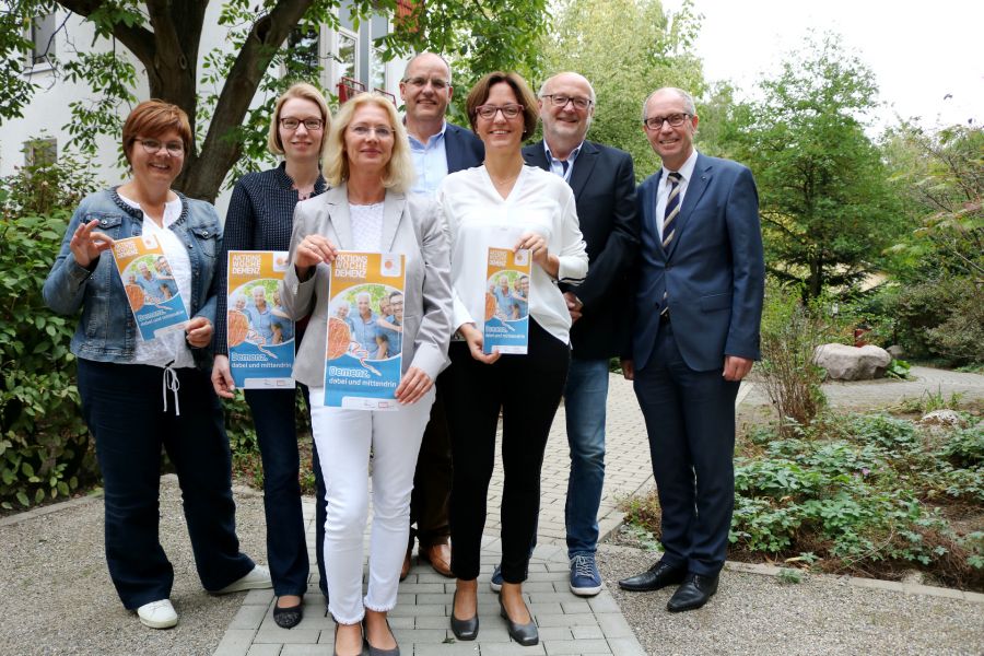 Demenz und trotzdem dabei und mittendrin: Ursula Fischer, Caritasverband Paderborn e.V. , Clemens August von Galen Haus Delbrück, Melanie Struck, Stadt Paderborn, Seniorenbüro, Margot Becker, Kreis Paderborn, Sozial- und Fachplanung, Reinhard Fukerider, Demenz Servicezentrum Region OWL, Dr. Carmen Solbach, St. Johannisstift Paderborn, Oberärztin der Klinik für Innere Medizin und Geriatrie,  Bernd Bielefeld, Kreis Paderborn, Gerontopsychiatrische Koordination und Beratung, sowie Landrat Manfred Müller laden dazu ein, sich über die Erkrankung zu informieren und Hilfe anzunehmen. (Foto: © Kreis Paderborn) Demenz und trotzdem dabei und mittendrin: Ursula Fischer, Caritasverband Paderborn e.V. , Clemens August von Galen Haus Delbrück, Melanie Struck, Stadt Paderborn, Seniorenbüro, Margot Becker, Kreis Paderborn, Sozial- und Fachplanung, Reinhard Fukerider, Demenz Servicezentrum Region OWL, Dr. Carmen Solbach, St. Johannisstift Paderborn, Oberärztin der Klinik für Innere Medizin und Geriatrie,  Bernd Bielefeld, Kreis Paderborn, Gerontopsychiatrische Koordination und Beratung, sowie Landrat Manfred Müller laden dazu ein, sich über die Erkrankung zu informieren und Hilfe anzunehmen. (Foto: © Kreis Paderborn)